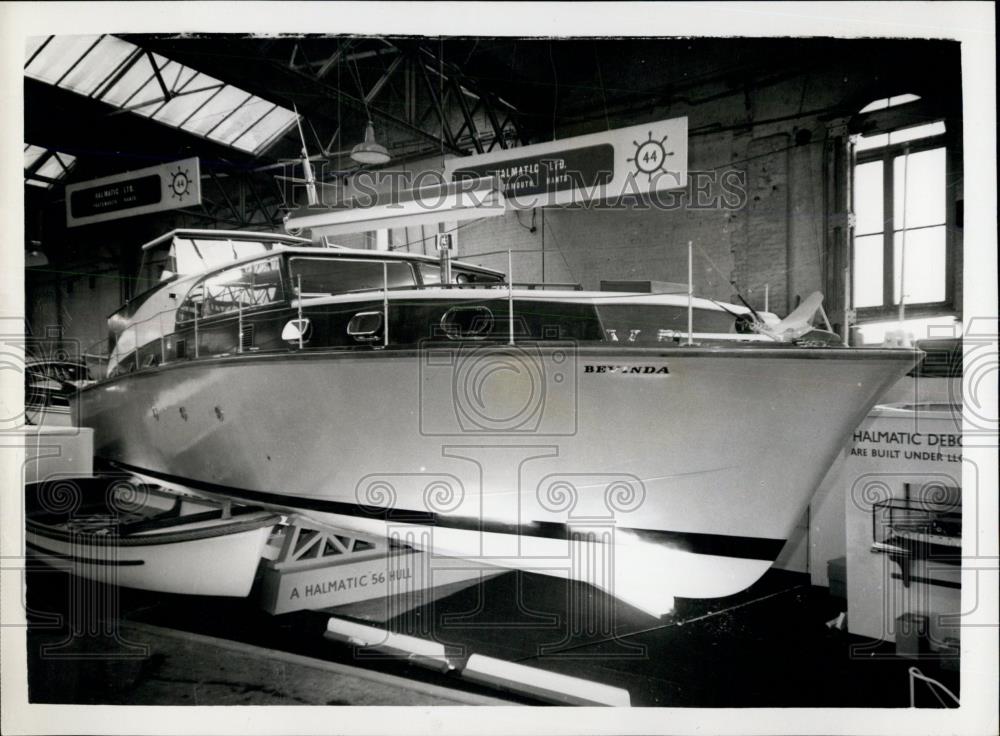 1950 Press Photo National Boat Snow at Olympia - World's Largest Plastic Hull - Historic Images