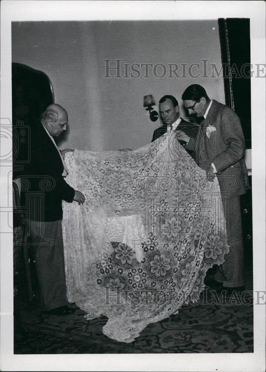 Press Photo Men Holding Up Lace - Historic Images