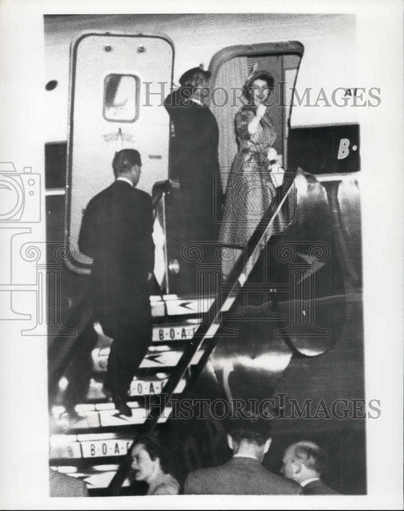 Press Photo Queen Elizabeth boarding a plane - Historic Images