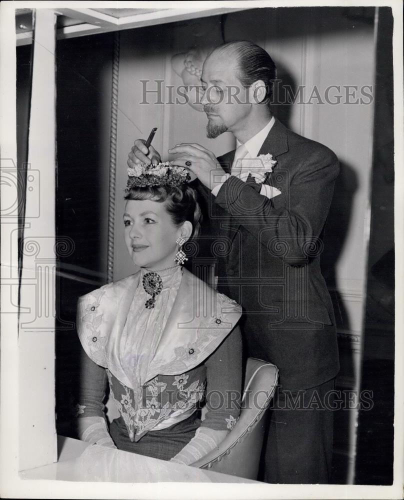 1953 Press Photo Mrs. Gerald Legge having her hair dressed 19th. century style - Historic Images