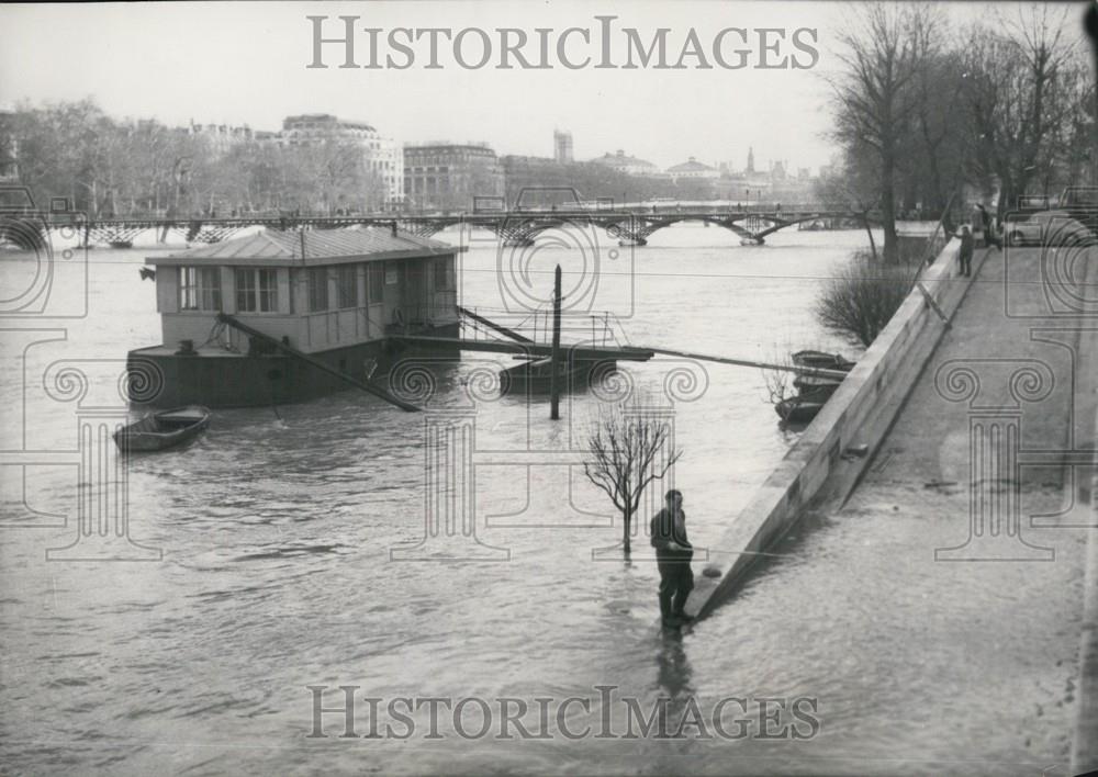 1955 Press Photo Floods In France: Seine Rises In Paris - Historic Images