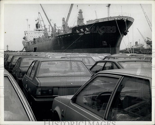 1982 Press Photo Finished Nissans wait on dock to laod on ship for US & Europe - Historic Images