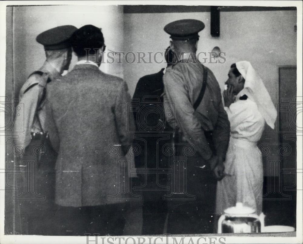 1960 Press Photo Police guard of Dr. Verwoerd after assassination attempt - Historic Images