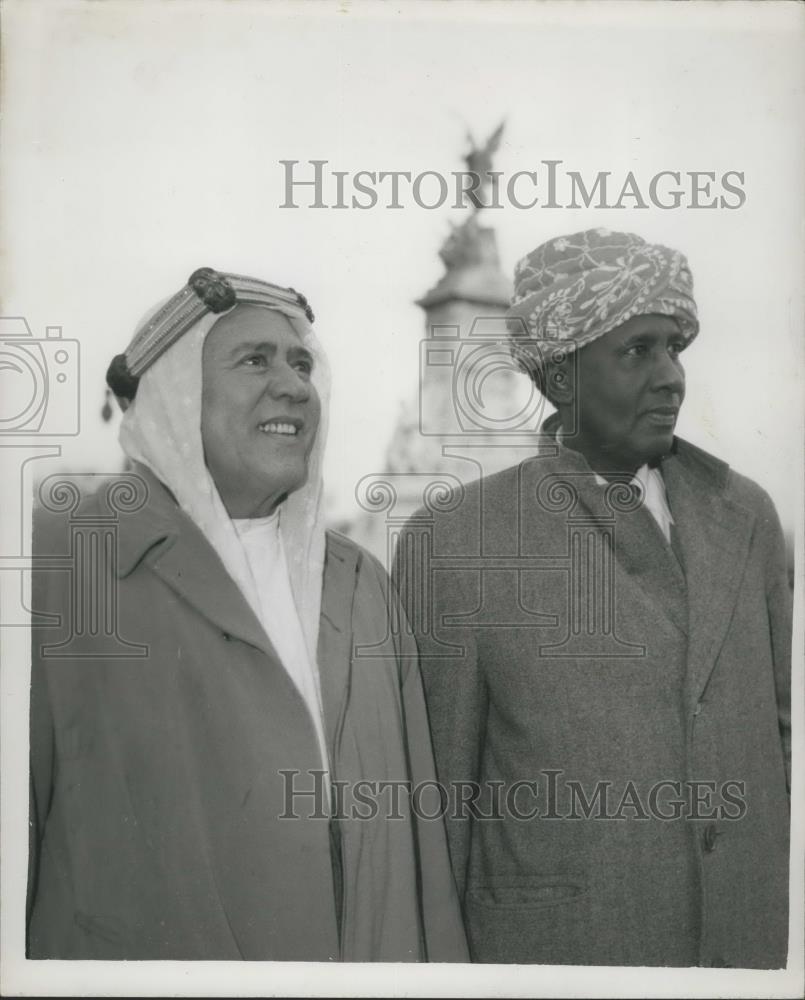 1960 Press Photo Two Shiekhs Outside Buckingham Palace Await Birth - Historic Images