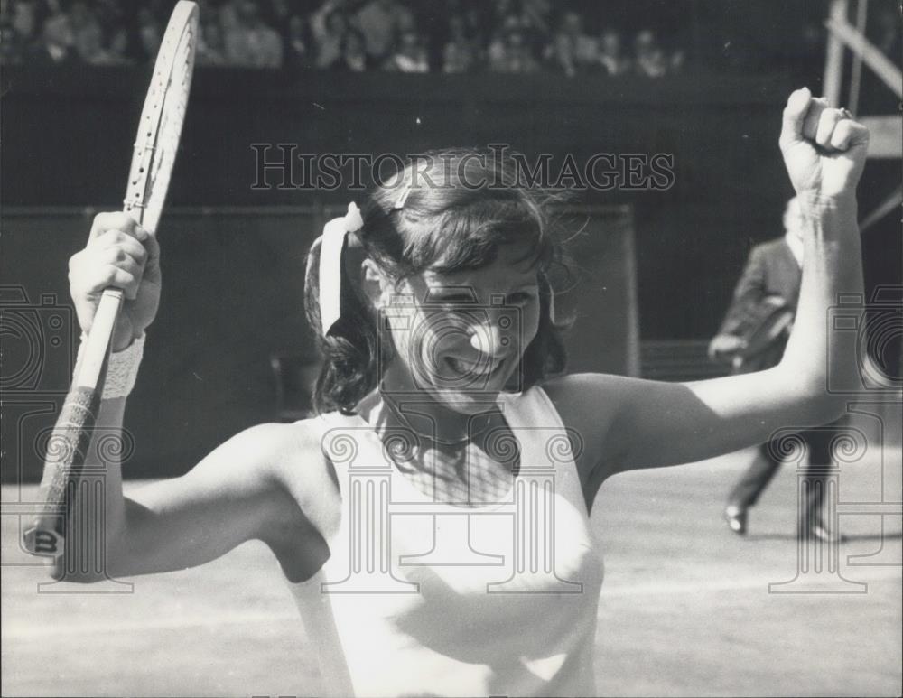 1974 Press Photo Player O Morozova Celebrating Wimbledon Championship Win - Historic Images