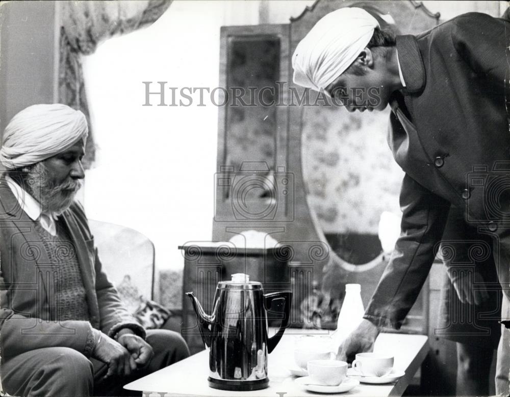 Press Photo Refugees Dilip &amp; His Uncle Rattan In Britain - Historic Images