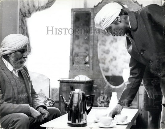 Press Photo Refugees Dilip & His Uncle Rattan In Britain - Historic Images