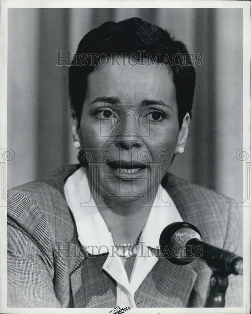 Press Photo Woman at a microphone - Historic Images