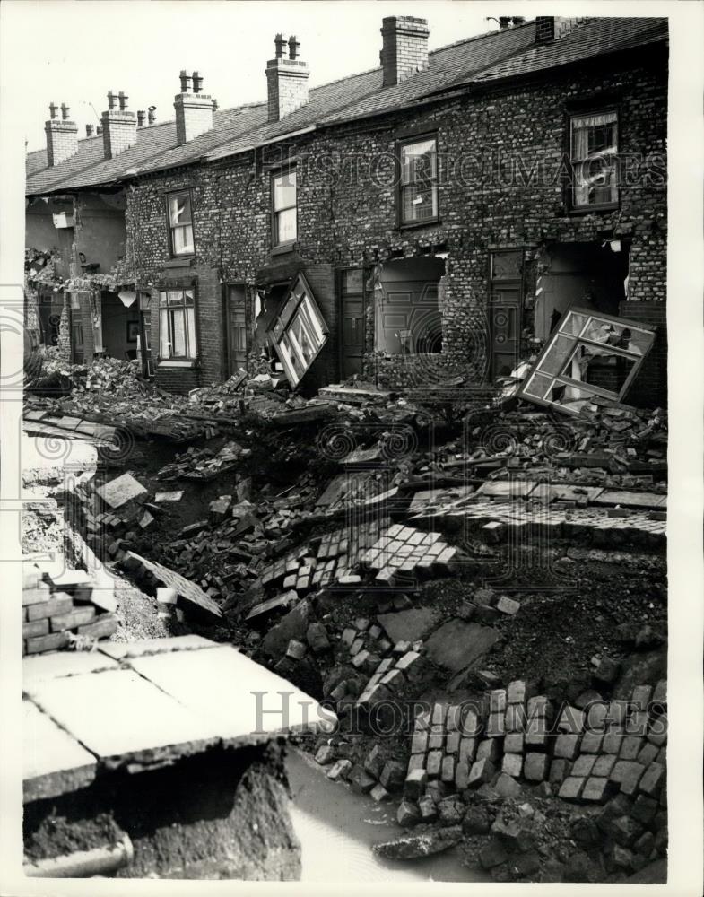 1957 Press Photo wrecked homes, during the &quot;creeping earthquake&quot; at Farnworth - Historic Images