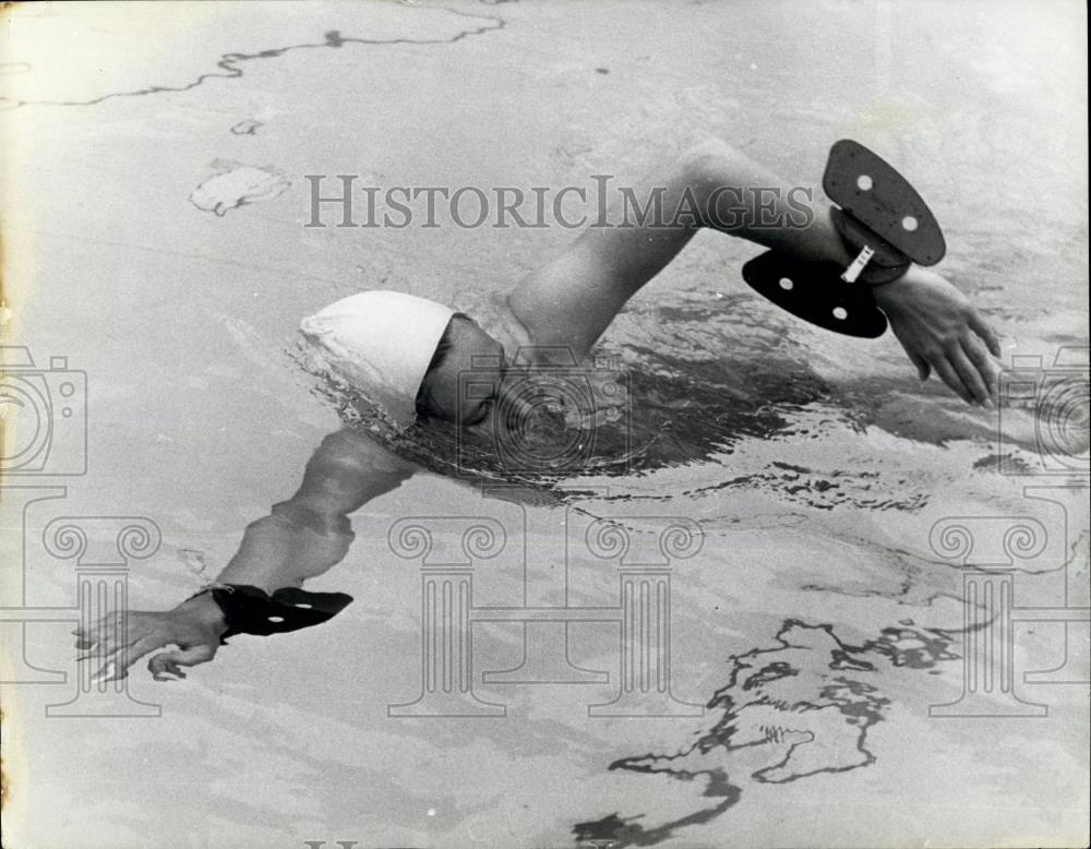 1965 Press Photo new swimming aid is demonstrated - Historic Images