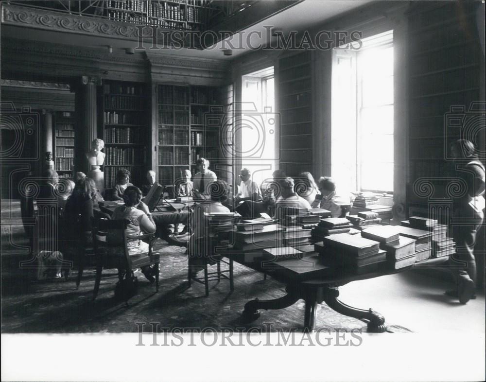 Press Photo People Gathered in A Library - Historic Images