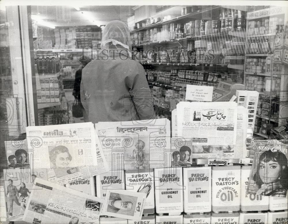 Press Photo Stores in Southall ,England sell Asian newspapers for refugee comm. - Historic Images