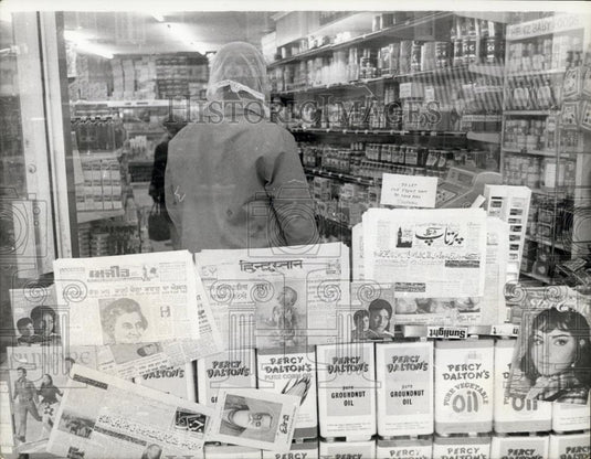 Press Photo Stores in Southall ,England sell Asian newspapers for refugee comm. - Historic Images