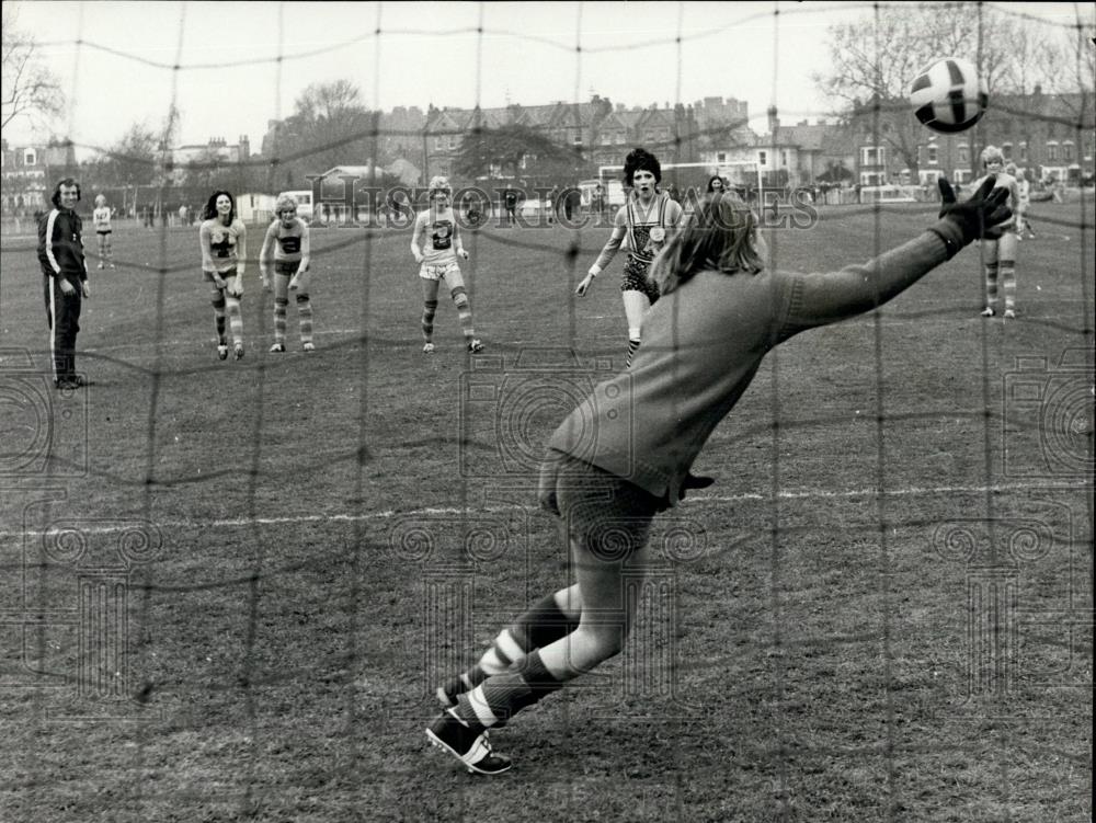 1971 Press Photo Lumley Loavers and the Robinson Ravers soccer match - Historic Images