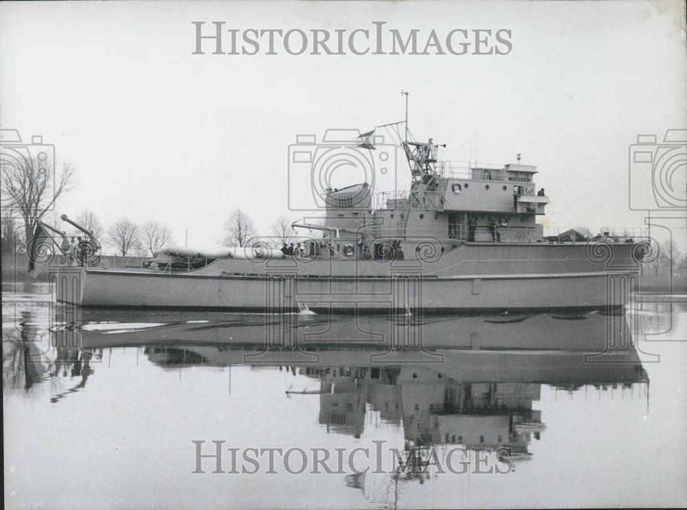 1958 Press Photo Mine Sweeper &#39;&#39;Lindau&#39;&#39; Buil tIn Bremen Shipyard River Weser - Historic Images