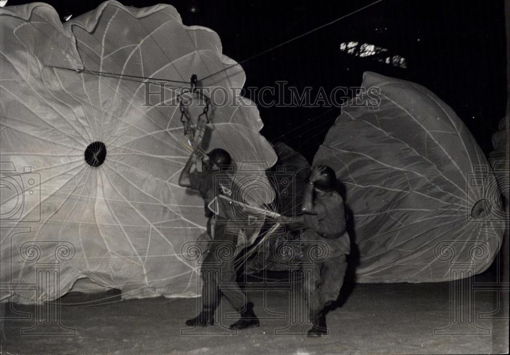 1953 Press Photo Army Show at Palais Des Sports paratroop display - Historic Images