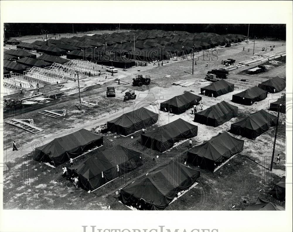 Press Photo Tent City. Ft. Walton Beach Fla for Cuban refugees - Historic Images