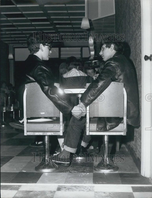 Press Photo A couple in a cafe - Historic Images