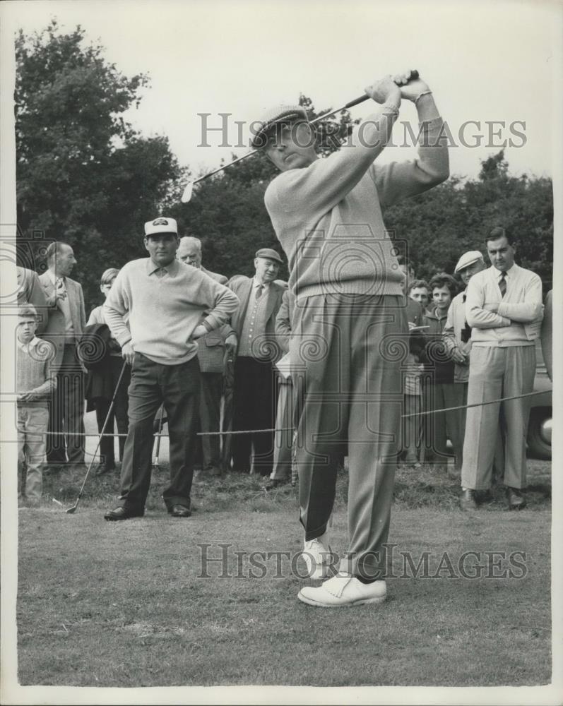 1961 Press Photo Colin Cowdrey Watches Henry Cotton tee off - Historic Images