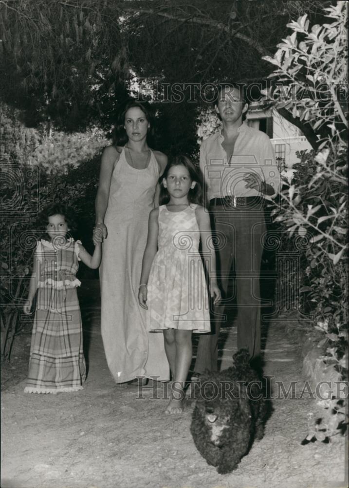 1975 Press Photo Family Walking &amp; Dog - Historic Images