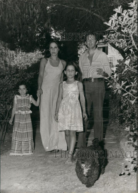 1975 Press Photo Family Walking & Dog - Historic Images