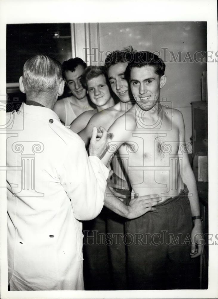 Press Photo Innoculations at Combermere Barracks, Windsor - Historic Images