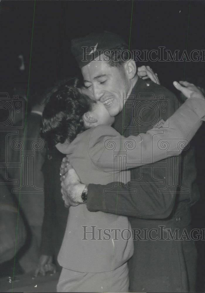 1956 Press Photo An Air Force man is happy to be welcomed back by his wife - Historic Images