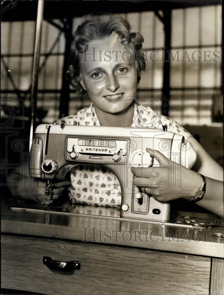 1957 Press Photo German Sewing Machine Exhibition in Frankfurt/Main - Historic Images