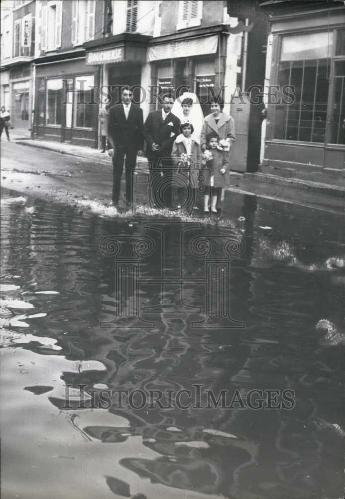 Press Photo Newlyweds on Flooded Street - Historic Images