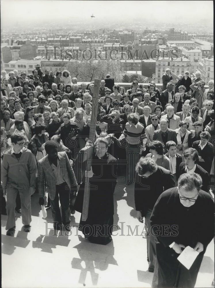 1981 Press Photo Paris Archbishop Lustiger Carries Cross Across Paris - Historic Images