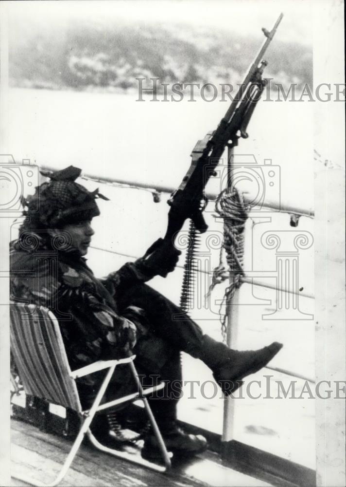 Press Photo British Marine Keeps Watch In San Carlos Bay - Historic Images