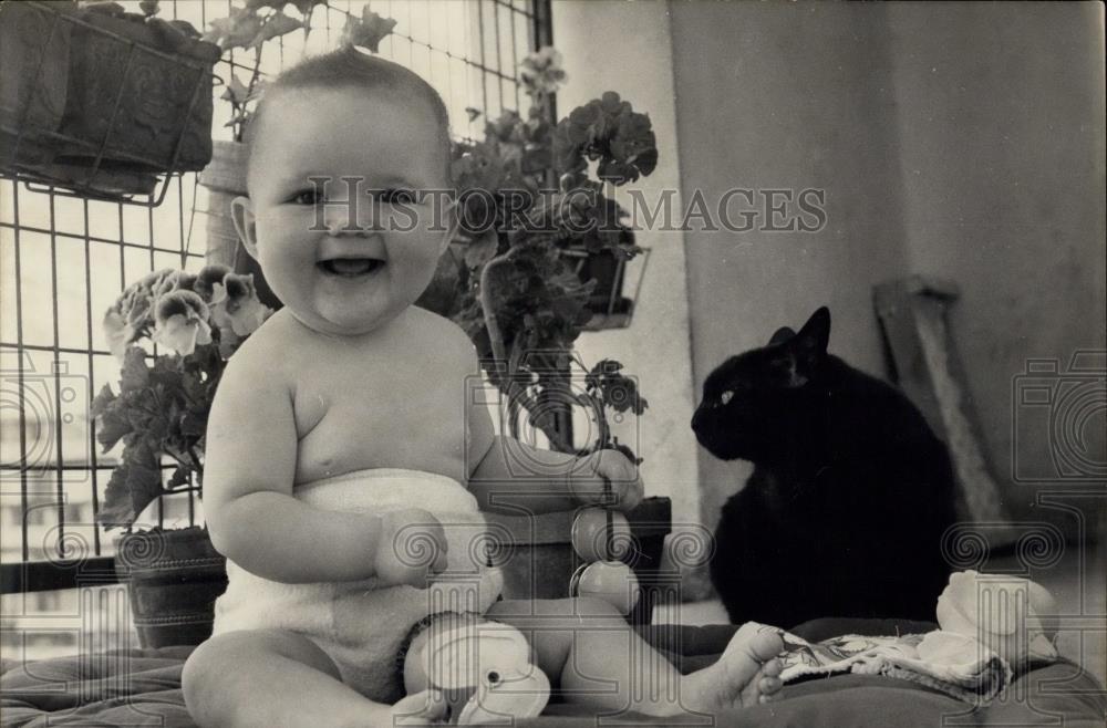 1966 Press Photo happy baby enjoying balcony air with kitty - Historic Images