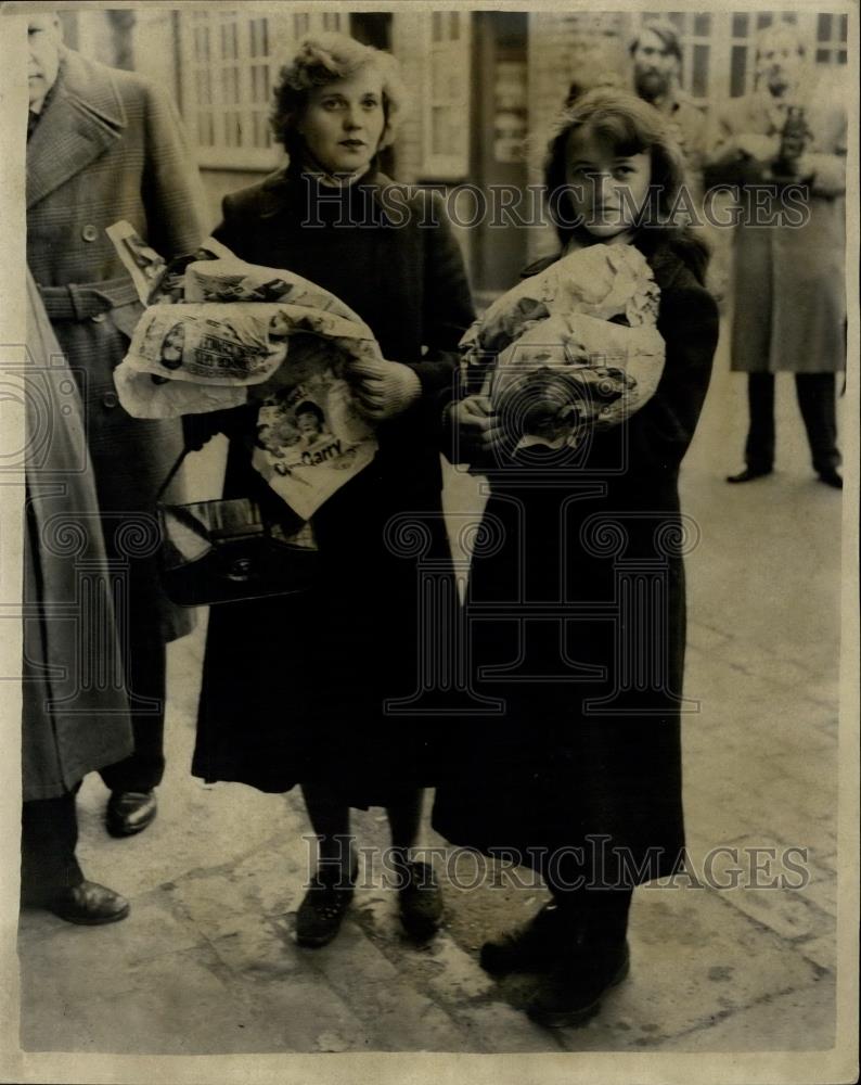 Press Photo Hungarian Refugee Families Refuse To Be Deported - Historic Images