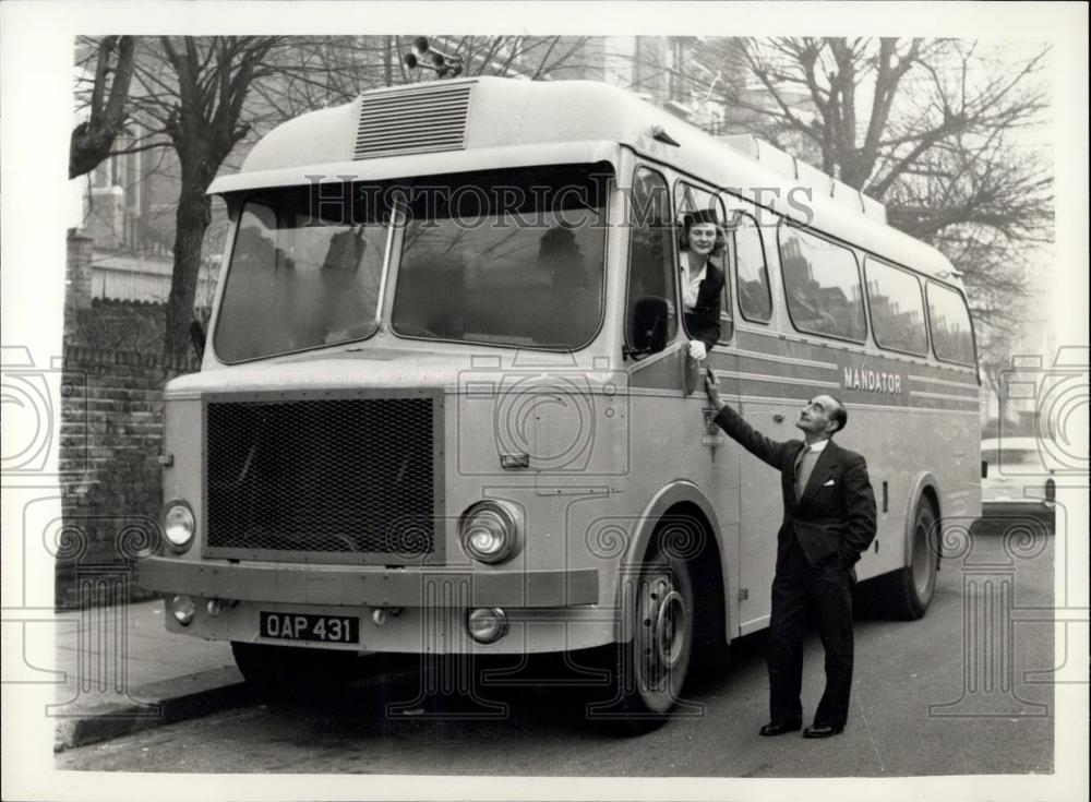 1960 Press Photo Bus Designed For Comfort. To Go On Tour - Historic Images