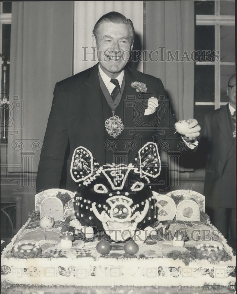 1971 Press Photo Lord Mayor: Harold Swain and boars head - Historic Images