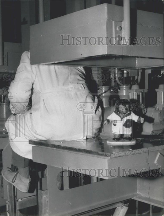 Press Photo Working in a Laborotory - Historic Images
