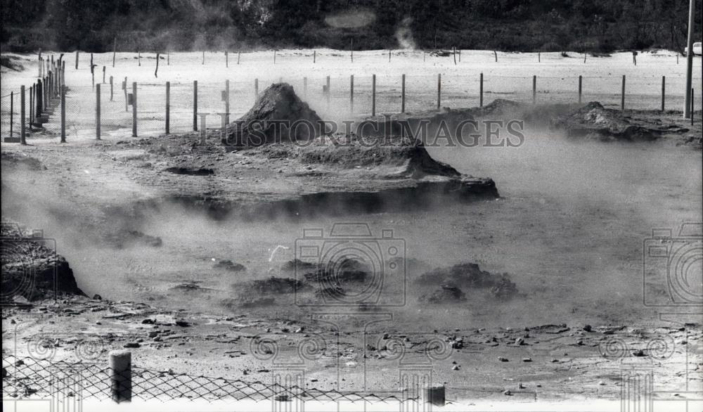 Press Photo Steam coming from large hole in the ground - Historic Images