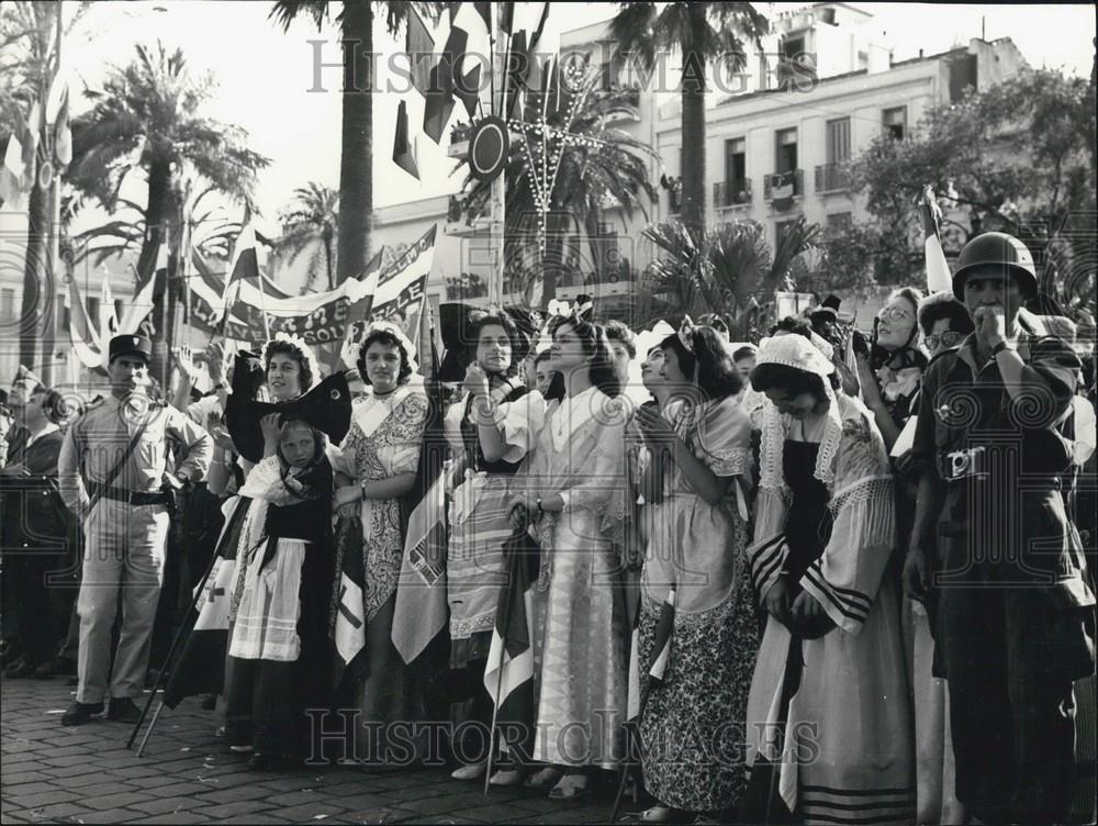 Press Photo Algerian girls greet General De Gaulle - Historic Images