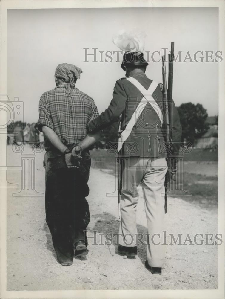 Press Photo Pirate taken prisonertaken to court. Pirate re-enactment - Historic Images