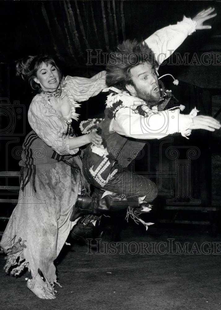 1974 Press Photo Susan Hampshire &amp;Nicky Henson &quot;Taming Of The Shrew&quot;. - Historic Images