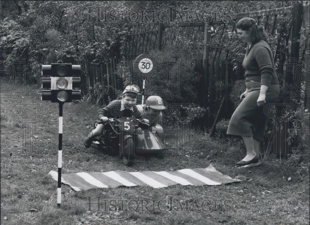 Press Photo children practice safety - Historic Images