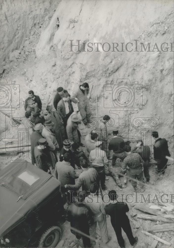 Press Photo Bldg wall under construction collapsed trapping several - Historic Images