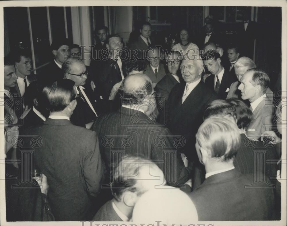 1955 Press Photo German Financial Genius Hjalmar Schacht Visiting London - Historic Images