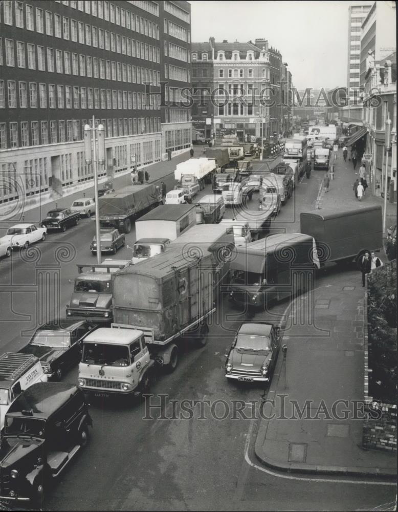 1966 Press Photo Traffic jam caused by the 'Ãâœunexploded bomb'ÃÂ - Historic Images