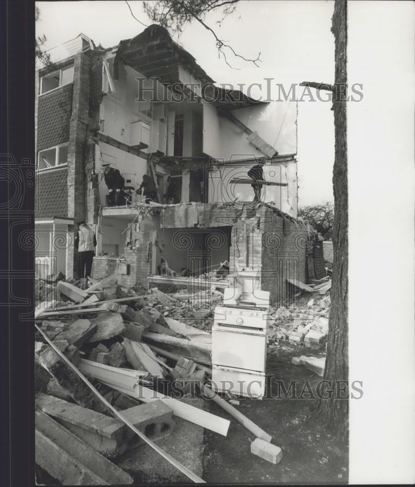 1972 Press Photo where a body was found in the debris after the gas explosion - Historic Images