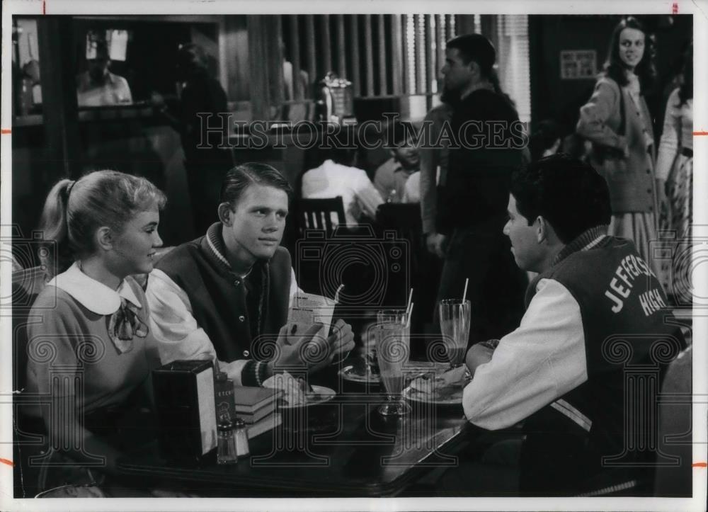 1974 Press Photo Ron Howard, Anson Williams, Kathy O'dare in "Happy Days" - Historic Images