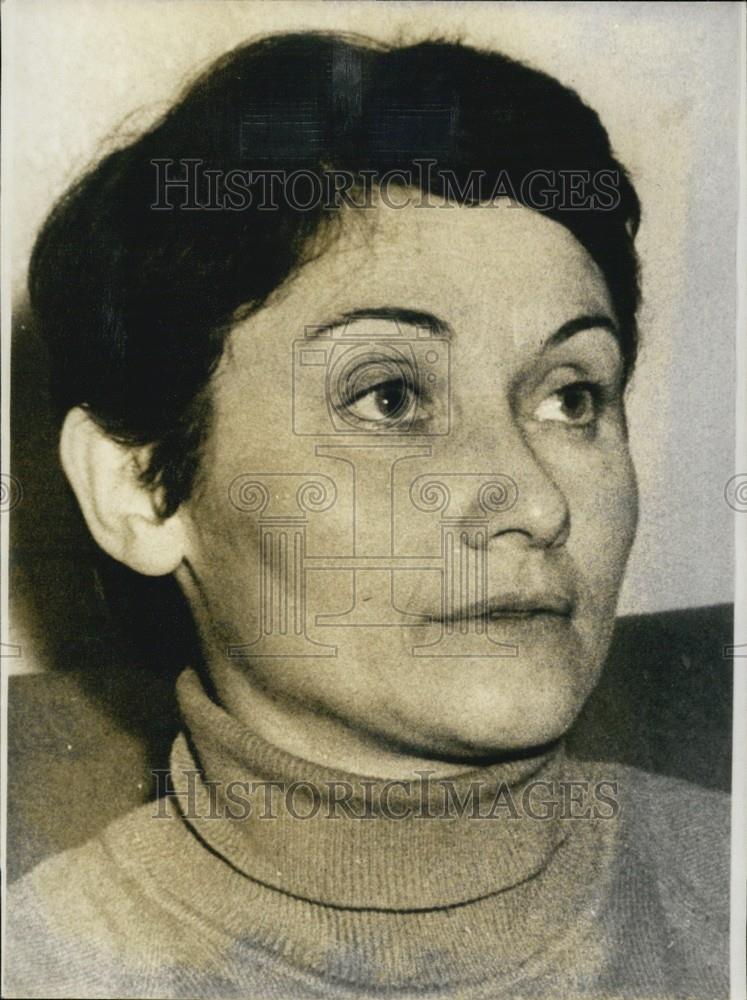 Press Photo dark haired woman wearing turtleneck - Historic Images