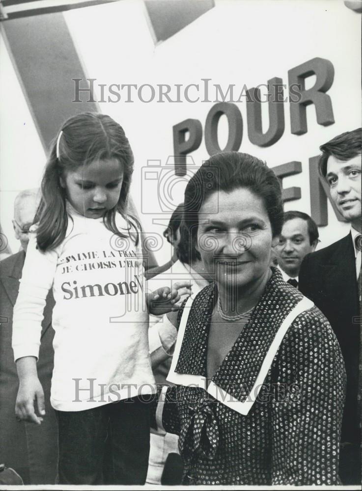 1979 Press Photo Simone Veil & Girl Wearing Slogan - Historic Images
