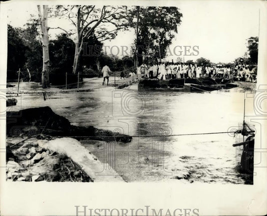 1958 Press Photo Sugar Workers Evacuated over at Temporary Bridge in Ceylon - Historic Images