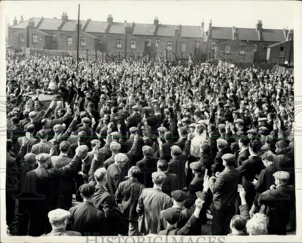 1955 Press Photo Strikers from the North marched to the London Docks - Historic Images